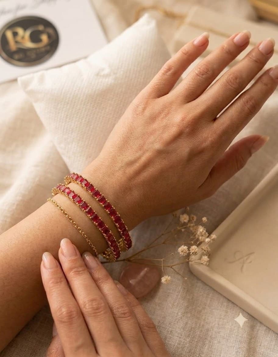 Classic Red Bangles – Elegant Traditional Style